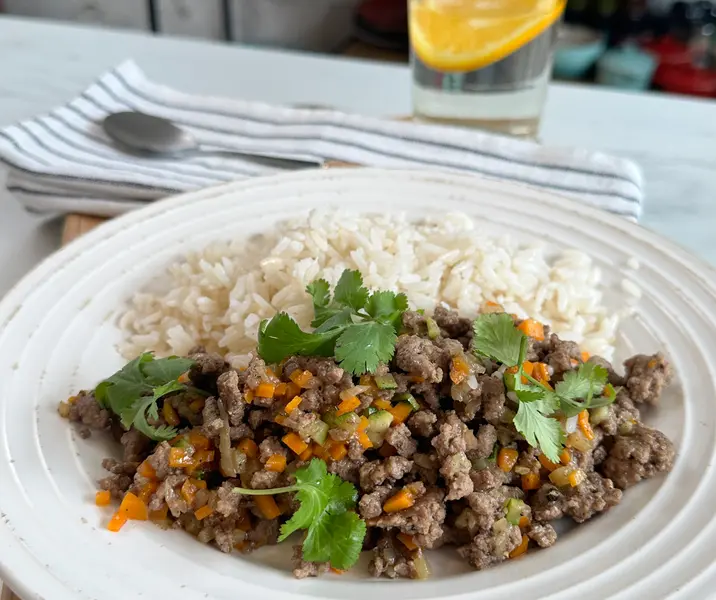 Arroz con carne molida y cilantro