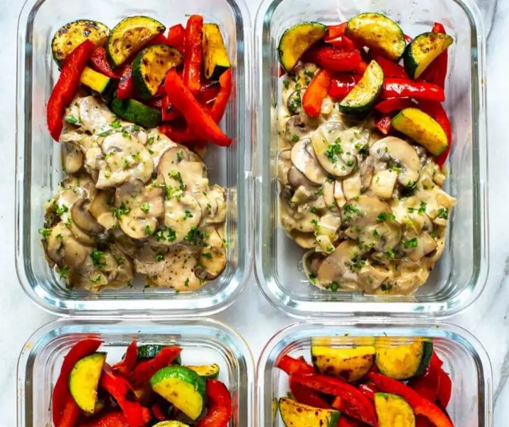 Quínoa con champiñones salteados y verduras salteadas