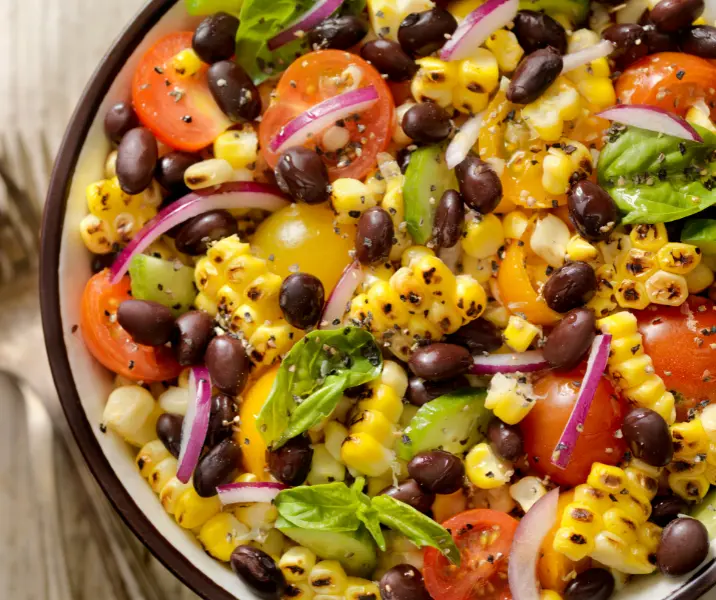 Porotos negros, choclo, lechuga, cebollín, tomate, nueces