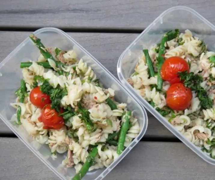 Espirales con atún, espárragos y tomate