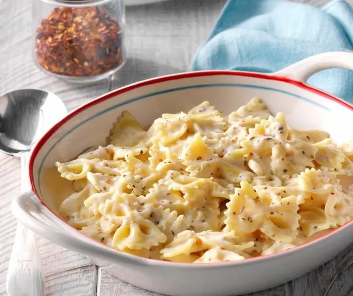 Corbatitas gratinadas en salsa de jamón y queso