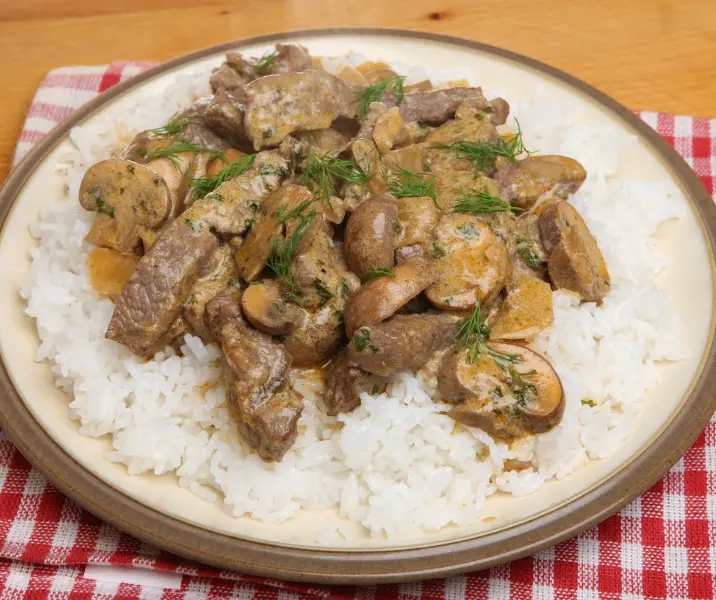 Medallones de carne en salsa strogonoff