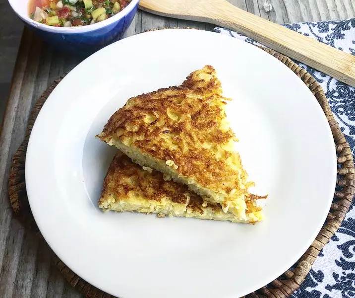 Tortilla de cabellos de ángel con salsa de tomate