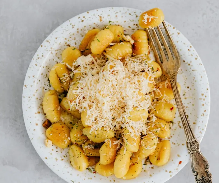 Ñoquis con crema de queso y nueces