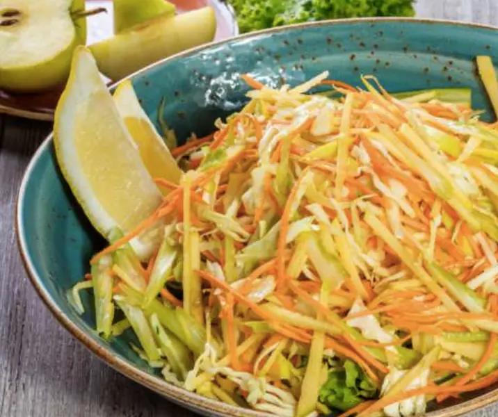 Repollo con manzana y zanahoria