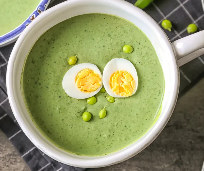 Crema de espinaca con huevos pochados