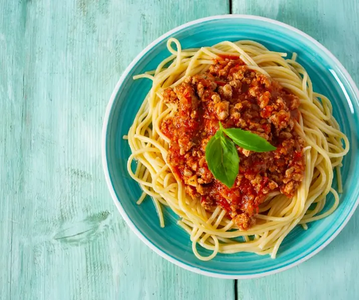 Tallarines con salsa bolognesa lista