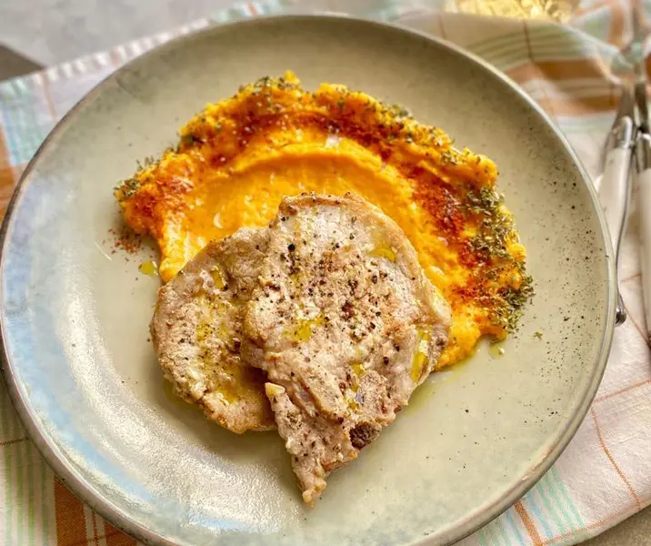 Chuletas de cerdo con puré de zapallo