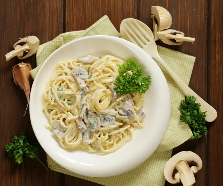 Tallarines con salsa de champiñones