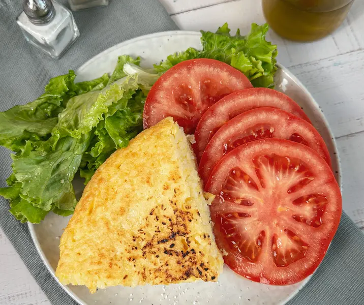 Tortilla de arroz con ensalada