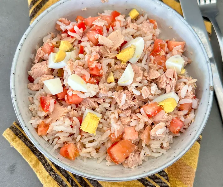 Arroz frío con tomate, atún y huevo duro