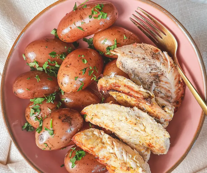 Filetitos de pollo a la pimienta y limón con papas cocidas