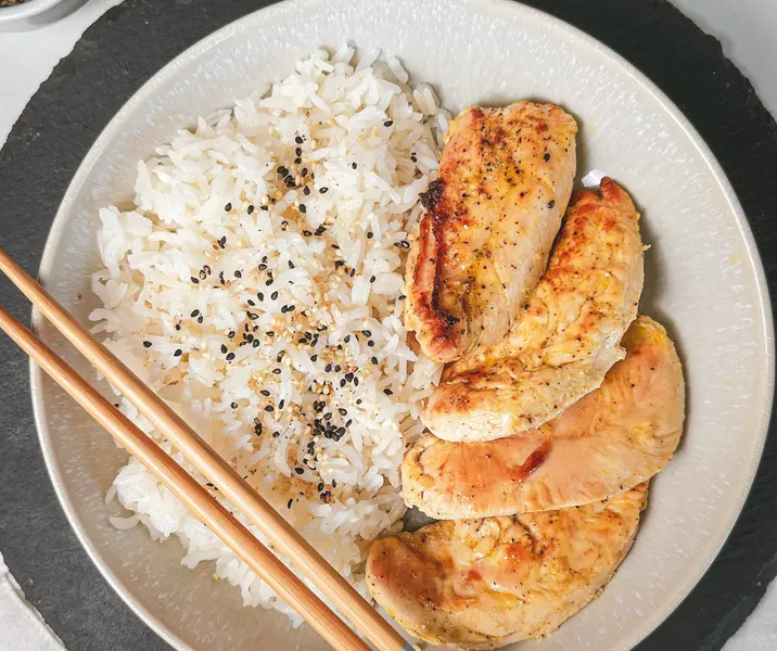 Filetitos de pollo a la pimienta y limón con arroz