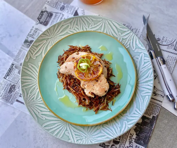 Filetitos de pollo a la pimienta y limón con fideos tostados