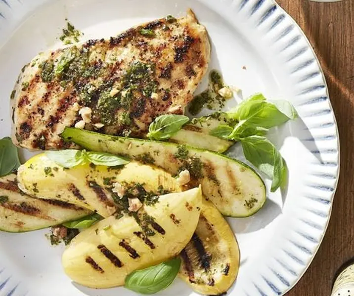 Pollo al pesto con papas doradas