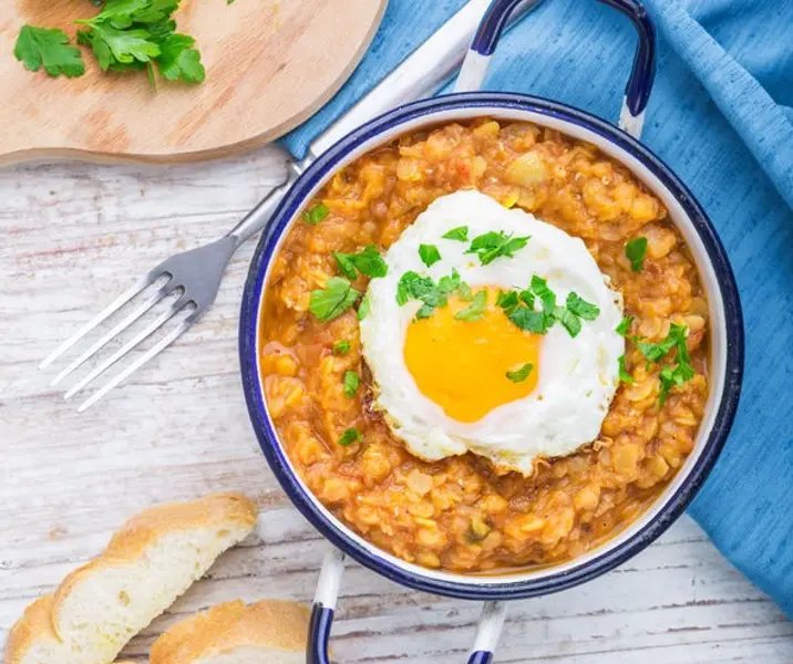 Puré de lentejas con cebolla y huevo frito