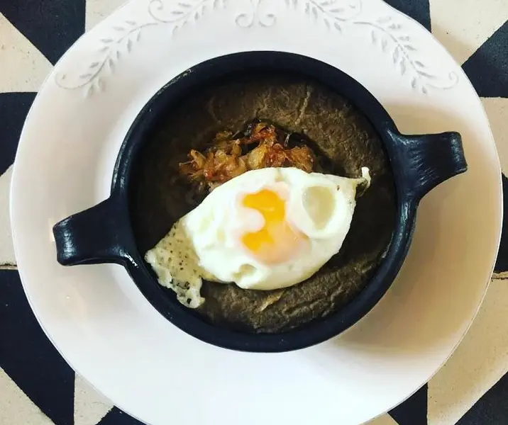 Puré de porotos con cebolla y huevo frito