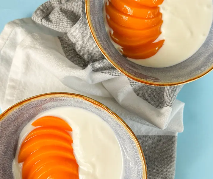 Duraznos en conserva con yogurt natural