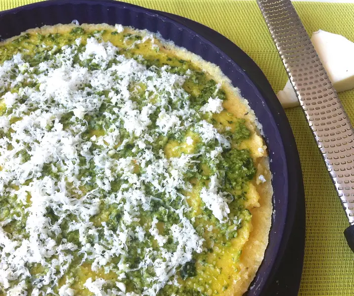 Pastel de polenta al pesto