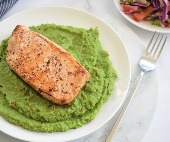Puré de arvejas con salmón a la mantequilla