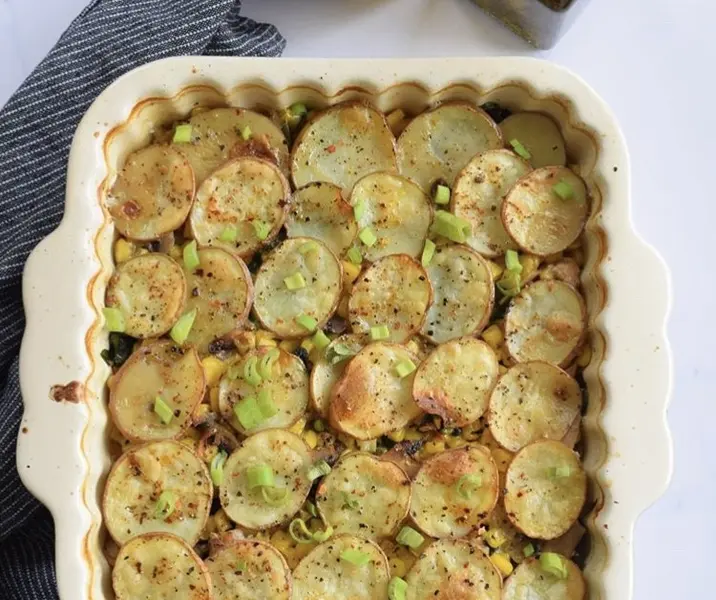 Guiso de papas, atún, espinaca, choclo y champiñones