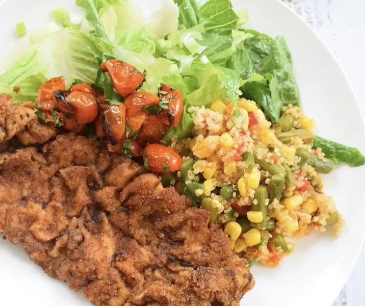 Milanesa con quínoa primavera