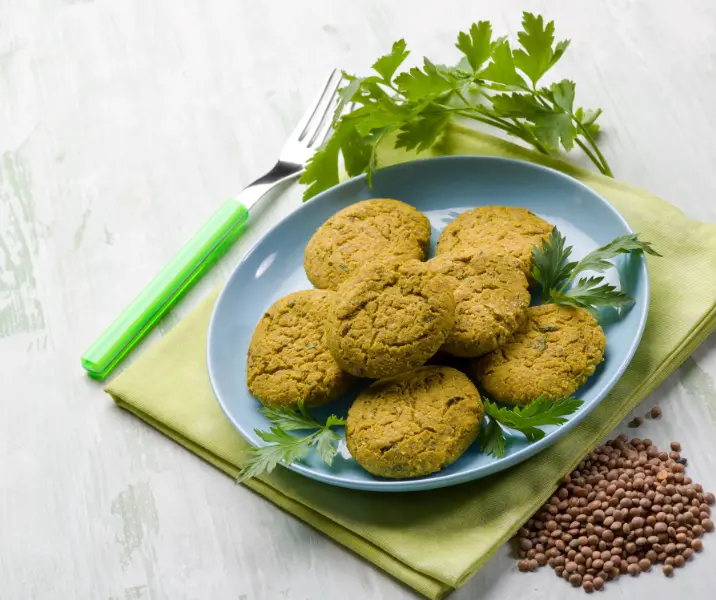 Croquetas de lentejas con ensalada