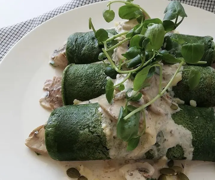 Crepes de espinaca con salsa de champiñones