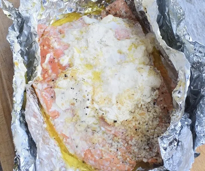 Pescado al aluminio con papas acordeón