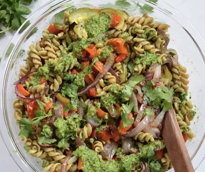 Fusilli al pesto y verduras