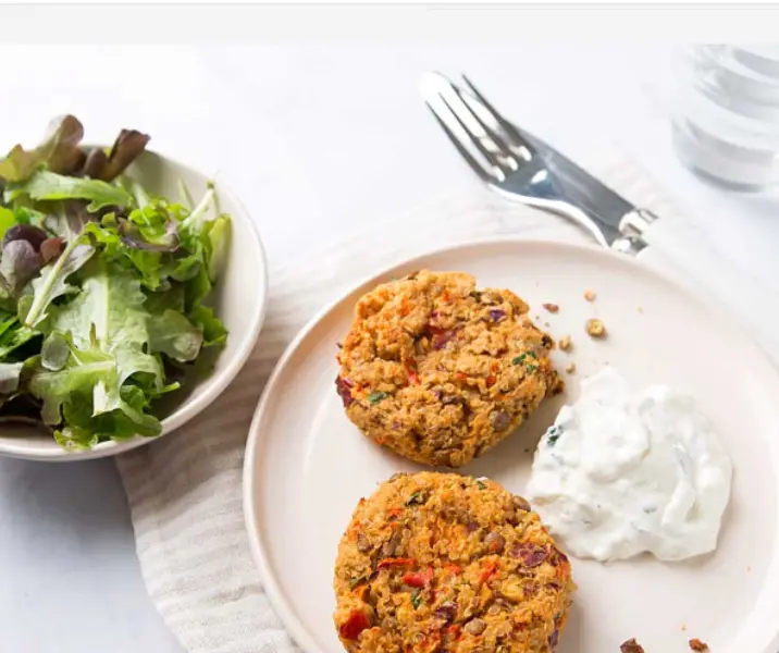 Hamburguesas de lentejas y quínoa con ensalada verde thermomix