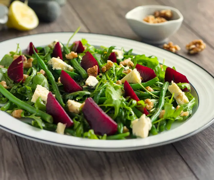 Ensalada de betarraga y queso con pesto de pistachos
