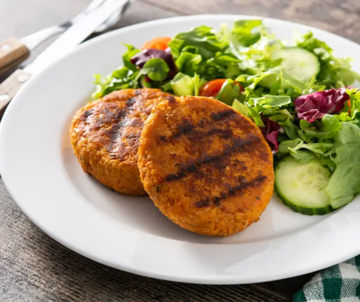 Hamburguesas de garbanzo con ensalada