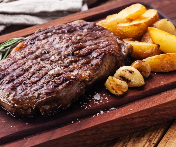 Bistec con papas doradas