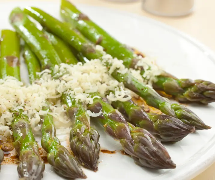 Espárragos con vinagreta de frambuesa