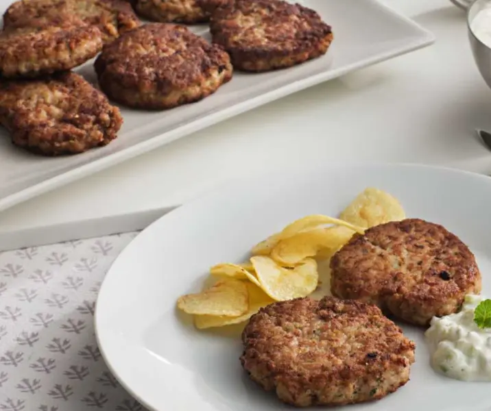 Filetes rusos con salsa de yogurt y pepino con mix de hojas verdes thermomix