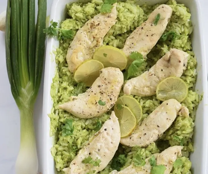 Arroz verde con filetitos de pollo al oliva