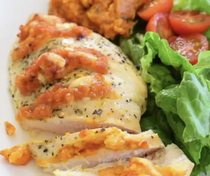 Pechugas de pollo rellenas con mix de hojas verdes