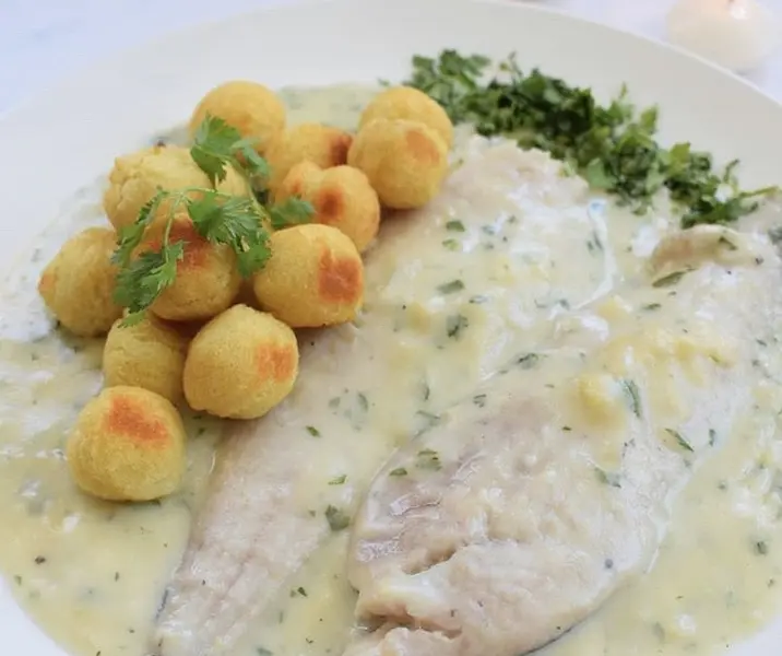 Merluza a la bechamel de cilantro y papas duquesas