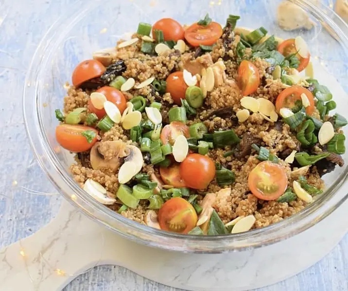 Ensalada de quínoa y champiñones con asado
