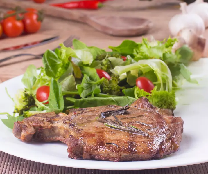 Chuletas de cerdo con ensalada verde y choclo