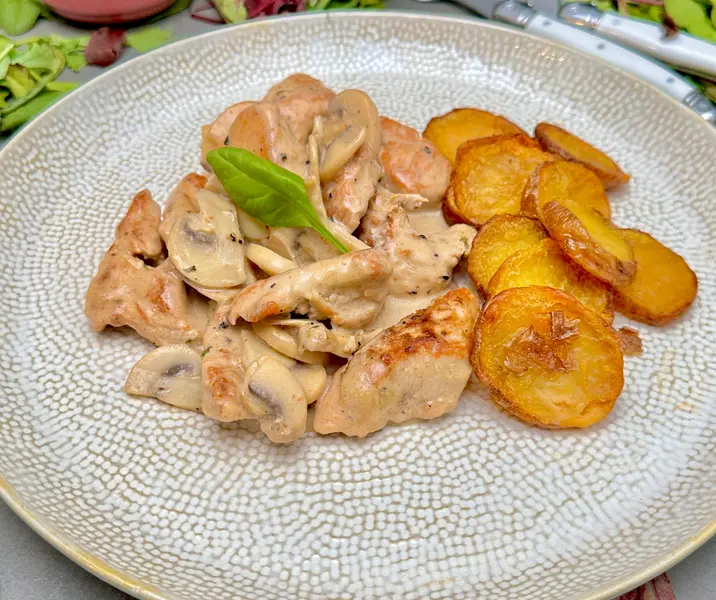 Pollo al champiñón con papas doradas