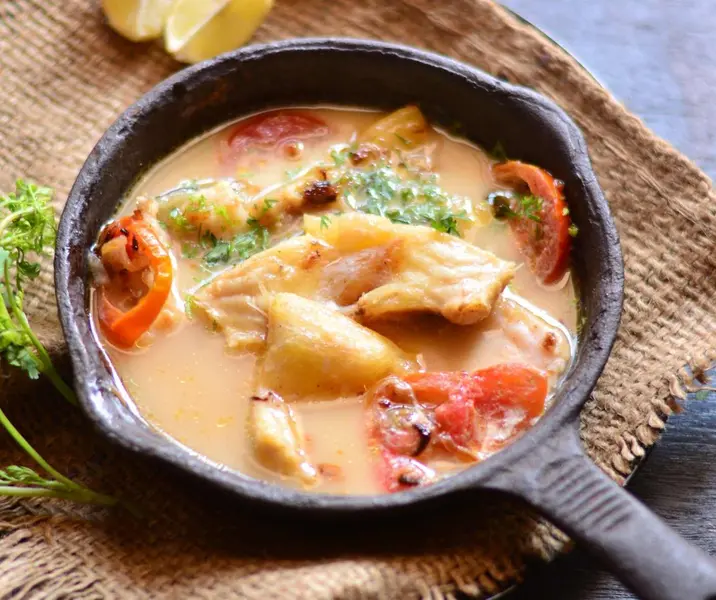 Pescado en crema de coco con papas doradas