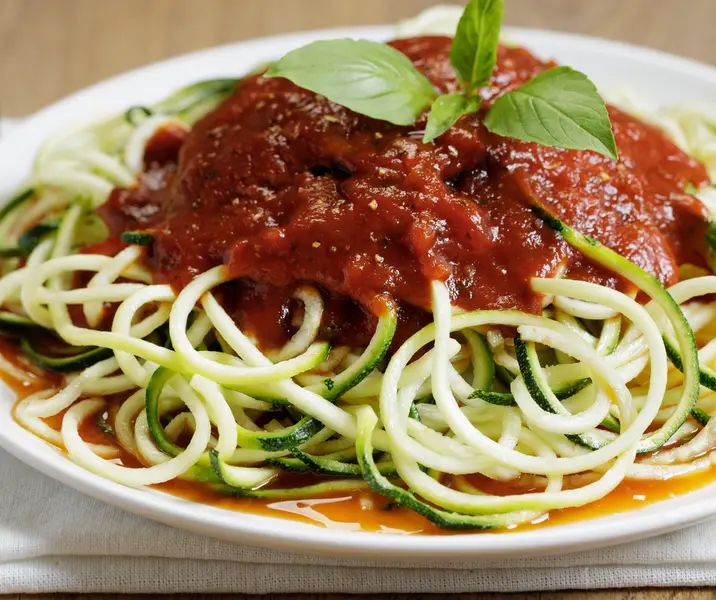 Pasta de zapallo italiano con tomates