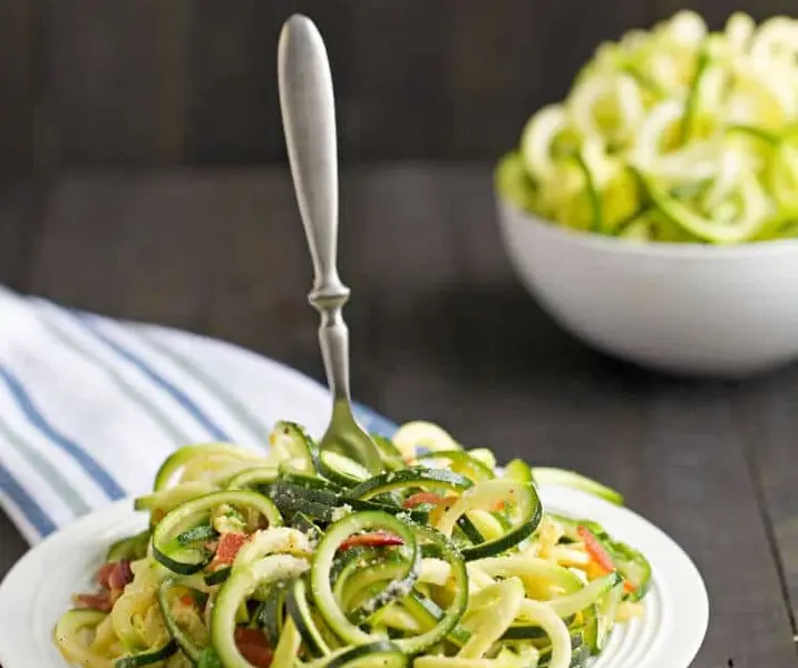 Spaguetti de zapallo italiano a la carbonara vegetariana