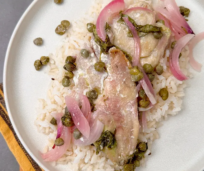 Pescado a la alcaparra y cebolla con arroz