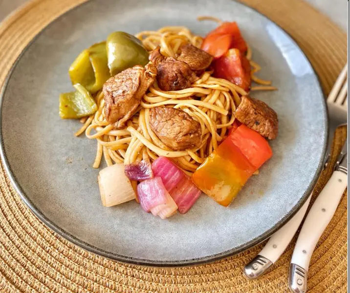 Tallarín a la huancaina con lomo saltado