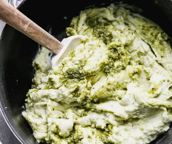 Choclillo a la olla con puré de albahaca