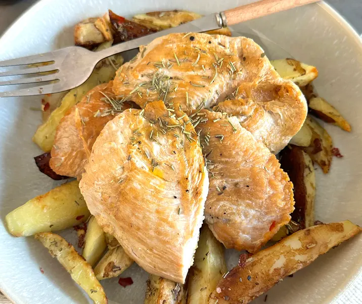 Filetitos de pavo con papitas al aceto balsámico