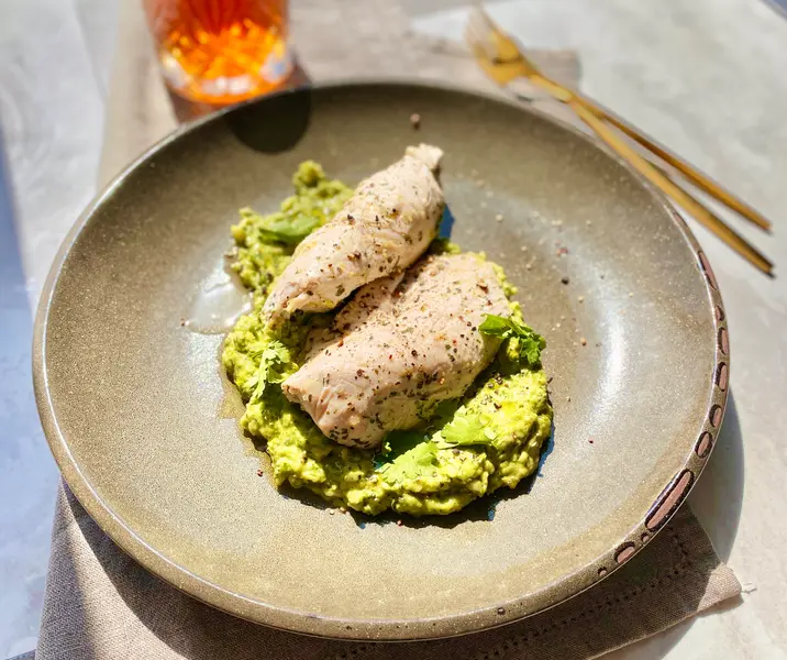Filetitos de pavo con puré de albahaca
